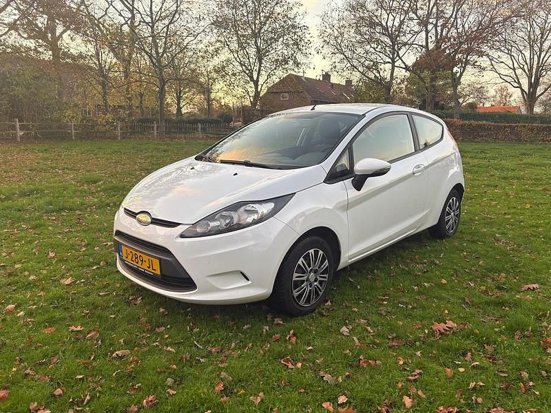 Wit Gebruikt 2009 Ford Fiesta Trend Hatchback | € 2.000 (Eerlijke prijs) - Afbeelding 1/4