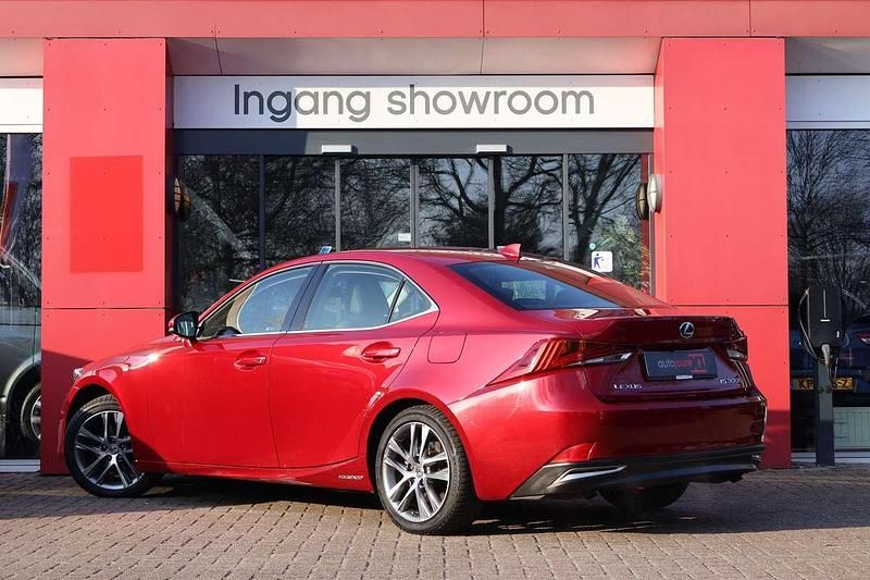 Occasion Lexus IS300h Business Edition 223 PK (164 kW) 2020 Rood (metallic) Sedan