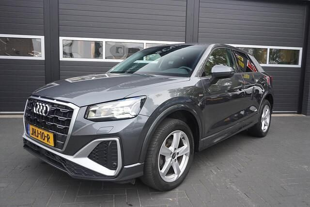 Grijs Gebruikt 2022 Audi Q2 Comfort SUV | € 24.950 (Goede deal) - Afbeelding 1/4