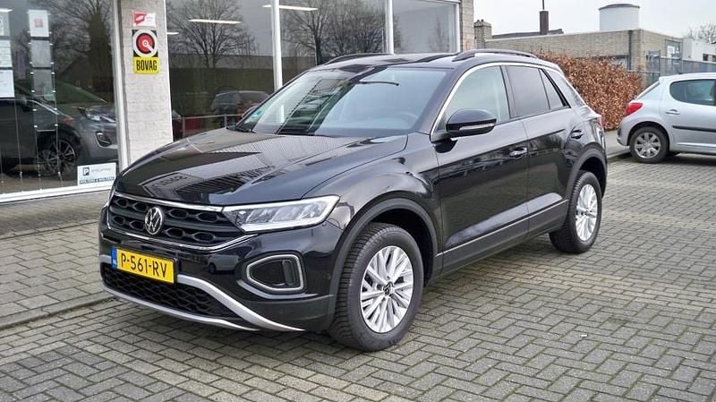 Zwart Gebruikt 2022 VW T-Roc Life SUV | € 26.545 (Eerlijke prijs) - Afbeelding 1/4