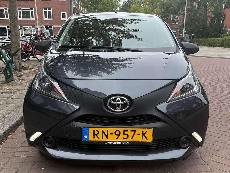 Grijs Gebruikt 2017 Toyota Aygo Hatchback | € 6.450 (Goede deal) - Afbeelding 1/4