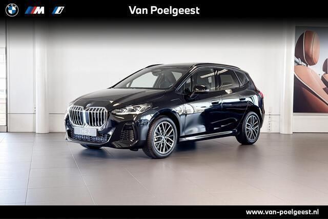 Saphirschwarz metallic (zwart metallic) Nieuw 2025 BMW 225 Active Tourer M Sport MPV | € 58.895 (Iets duurder) - Afbeelding 1/4