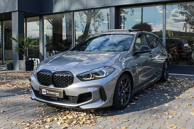 Grijs Gebruikt 2022 BMW M135 Executive Hatchback | € 37.950 (Super prijs) - Afbeelding 1/4