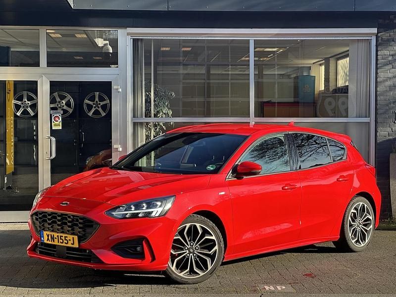 Rood Gebruikt 2019 Ford Focus Business Edition Hatchback | € 11.995 (Iets duurder) - Afbeelding 1/4