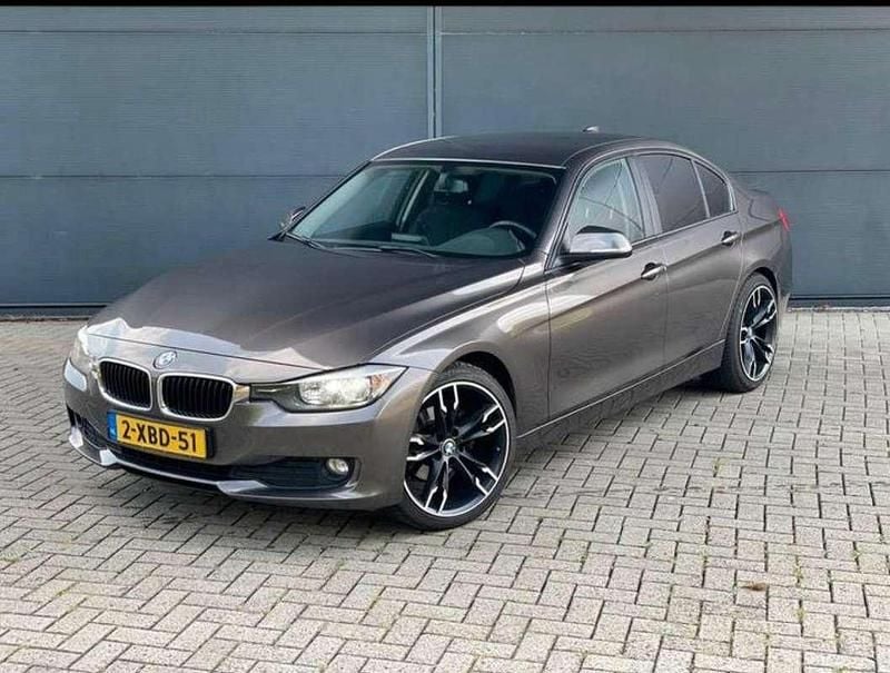 Bruin Gebruikt 2014 BMW 320 Sedan | € 9.500 (Goede deal) - Afbeelding 1/4