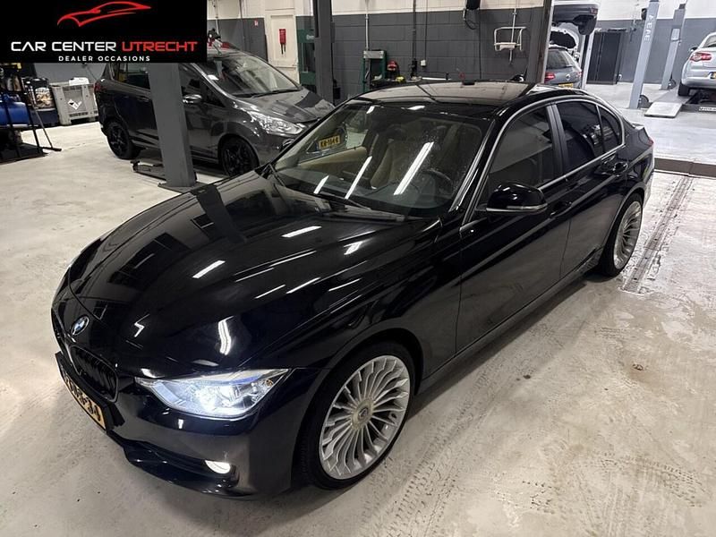 Zwart Occasion 2014 BMW 320 Sedan | € 11.950 (Eerlijke prijs) - Afbeelding 1/4