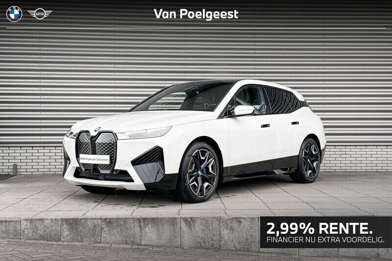 Mineralweiss metallic (wit metallic) Gebruikt 2022 BMW iX Comfort Edition SUV | € 47.750 (Goede deal) - Afbeelding 1/4