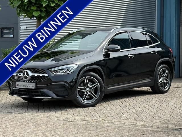 Zwart Gebruikt 2021 Mercedes GLA250 AMG line SUV | € 34.750 (Goede deal) - Afbeelding 1/4