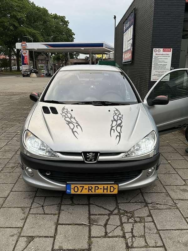 Grijs Gebruikt 2005 Peugeot 206 Quiksilver Hatchback | € 1.300 (Eerlijke prijs) - Afbeelding 1/4