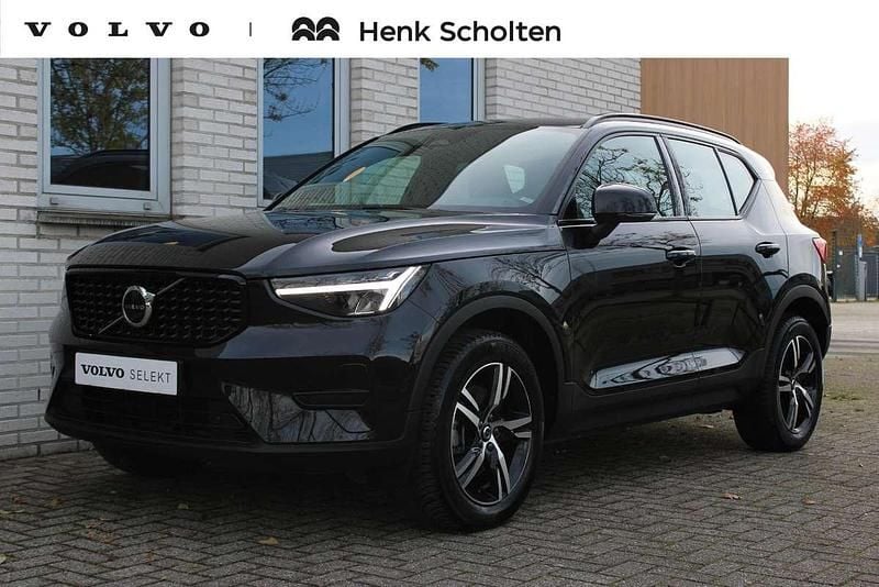 Zwart Gebruikt 2022 Volvo XC40 Plus SUV | € 40.950 (Eerlijke prijs) - Afbeelding 1/3