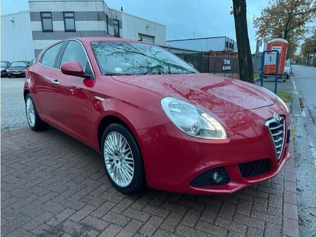 Rood Gebruikt 2013 Alfa Romeo Giulietta Progression Hatchback | € 5.500 (Eerlijke prijs) - Afbeelding 1/4