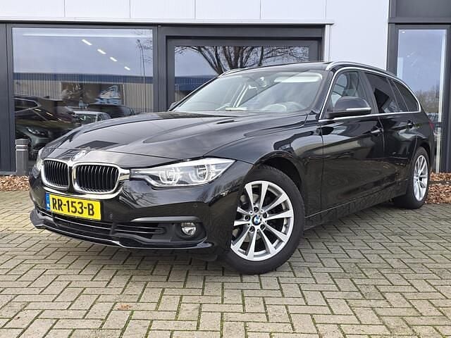 Zwart Gebruikt 2018 BMW 320 Executive Stationwagen | € 18.800 (Super prijs) - Afbeelding 1/4