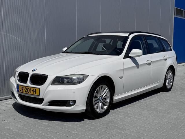 Wit Gebruikt 2010 BMW 318 Executive Stationwagen | € 8.495 (Iets duurder) - Afbeelding 1/4