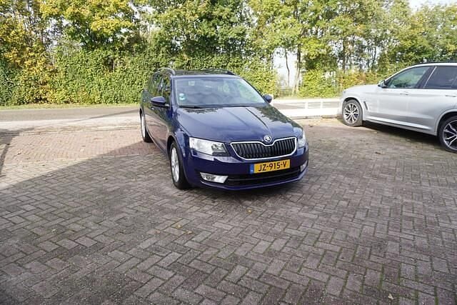 Blauw Gebruikt 2016 Skoda Octavia Business Line Hatchback | € 8.444 (Eerlijke prijs) - Afbeelding 1/4