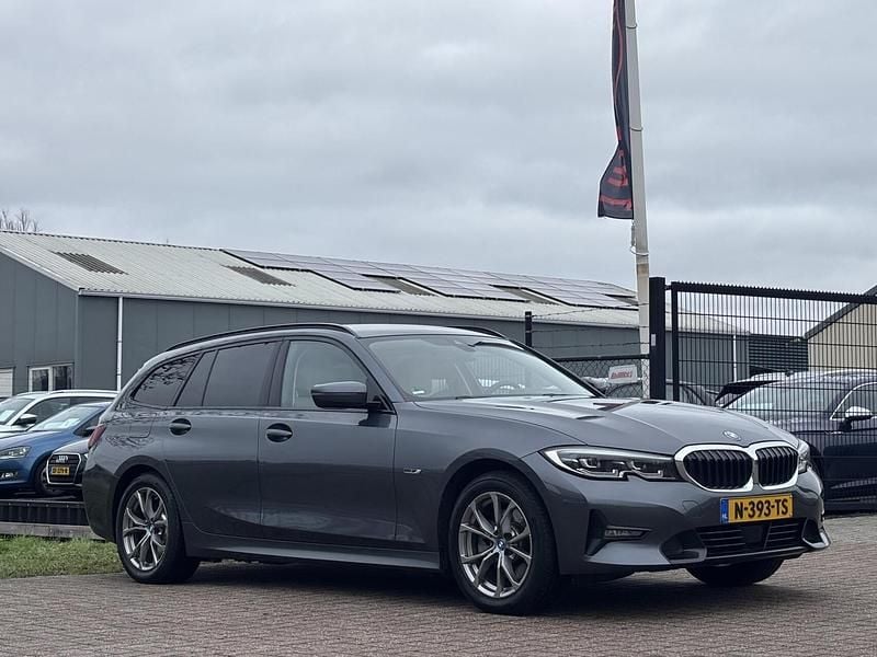 Grijs Occasion 2022 BMW 320 Stationwagen | € 24.900 (Super prijs) - Afbeelding 1/4
