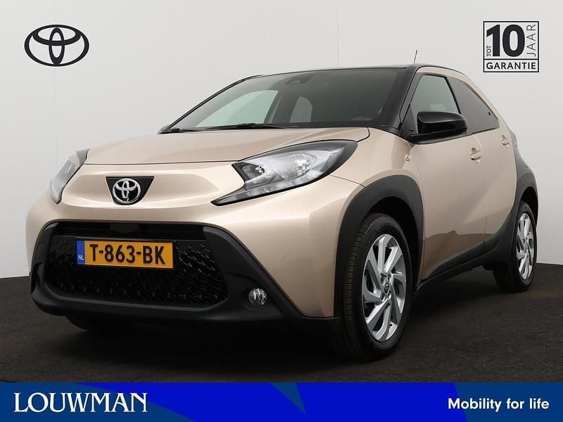 Beige metallic Gebruikt 2022 Toyota Aygo X Limited SUV | € 21.945 (Iets duurder) - Afbeelding 1/4
