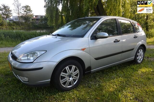 Grijs Gebruikt 2004 Ford Focus Futura Hatchback | € 1.399 (Eerlijke prijs) - Afbeelding 1/4