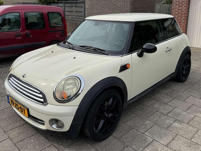 Wit Gebruikt 2008 Mini Cooper Hatchback | € 3.750 (Eerlijke prijs) - Afbeelding 1/4