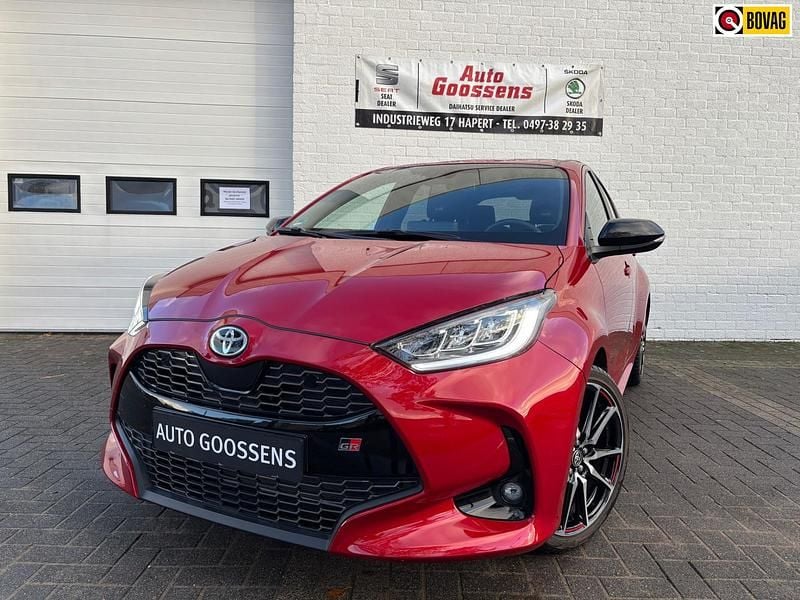 Rood Gebruikt 2022 Toyota Yaris Hybrid Sport Hatchback | € 24.750 (Eerlijke prijs) - Afbeelding 1/4