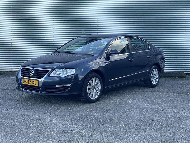Grijs Gebruikt 2007 VW Passat Comfortline Sedan | € 7.450 - Afbeelding 1/3