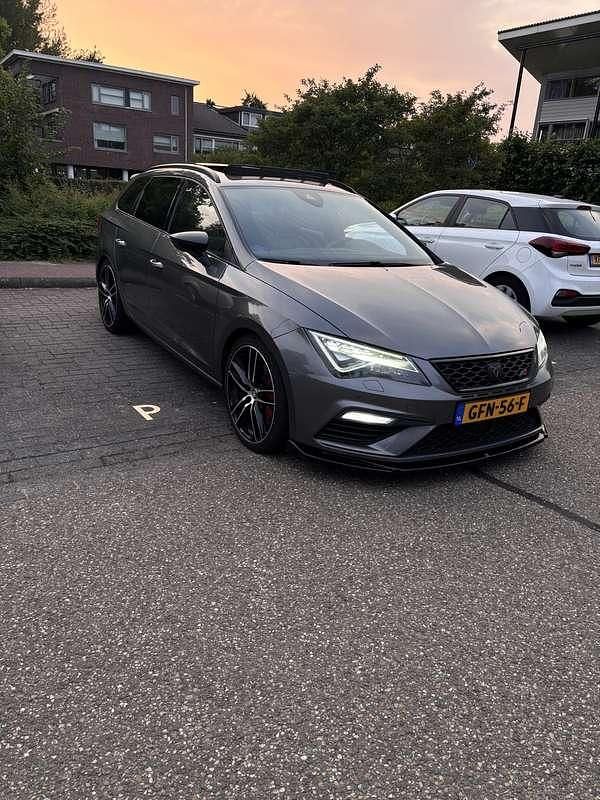 Grijs Occasion 2017 Seat Leon ST CUPRA Stationwagen | € 24.000 (Duur) - Afbeelding 1/4