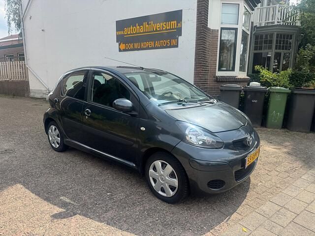 Grijs Gebruikt 2010 Toyota Aygo Comfort Hatchback | € 1.799 (Eerlijke prijs) - Afbeelding 1/4