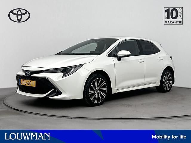 Pure white (licht wit) Gebruikt 2022 Toyota Corolla Hybrid Business Edition Hatchback | € 24.945 (Iets duurder) - Afbeelding 1/3