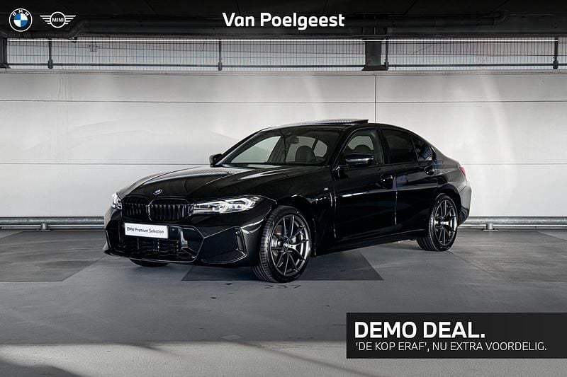 Saphirschwarz metallic (zwart metallic) Gebruikt 2025 BMW 320e M Sport Stationwagen | € 47.500 (Eerlijke prijs) - Afbeelding 1/4