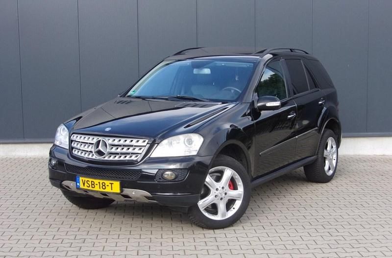 Zwart (metallic) Gebruikt 2008 Mercedes 280 SUV | € 6.634 - Afbeelding 1/4