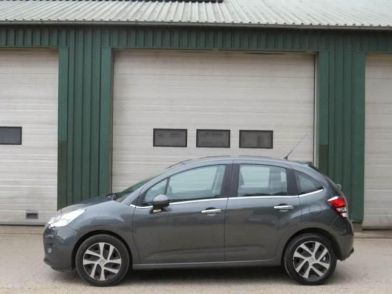 Grijs, metallic lak Gebruikt 2016 Citroën C3 Feel Hatchback | € 5.950 (Super prijs) - Afbeelding 1/4