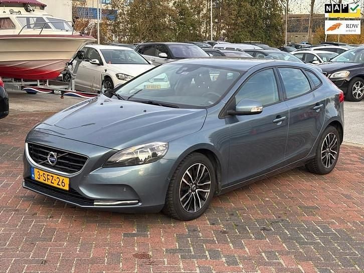 Blauw (metallic) Gebruikt 2013 Volvo V40 Kinetic Hatchback | € 5.499 (Goede deal) - Afbeelding 1/4