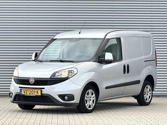 Zilver Gebruikt 2016 Fiat Doblò MPV | € 3.650 (Iets duurder) - Afbeelding 1/4