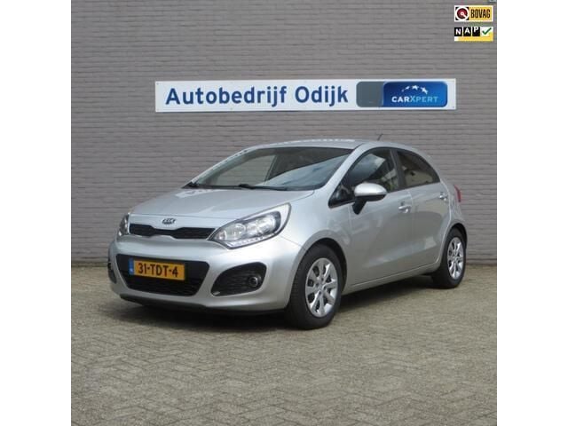 Grijs, metallic lak Gebruikt 2012 Kia Rio Plus Hatchback | € 5.750 (Eerlijke prijs) - Afbeelding 1/4