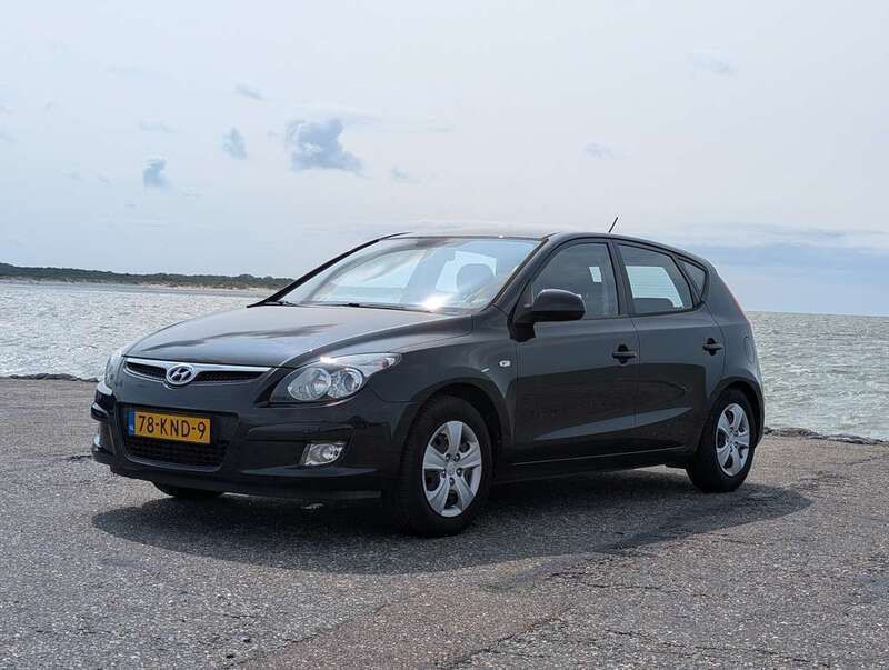 Zwart Gebruikt 2010 Hyundai i30 Dynamiq MPV | € 4.780 (Eerlijke prijs) - Afbeelding 1/4