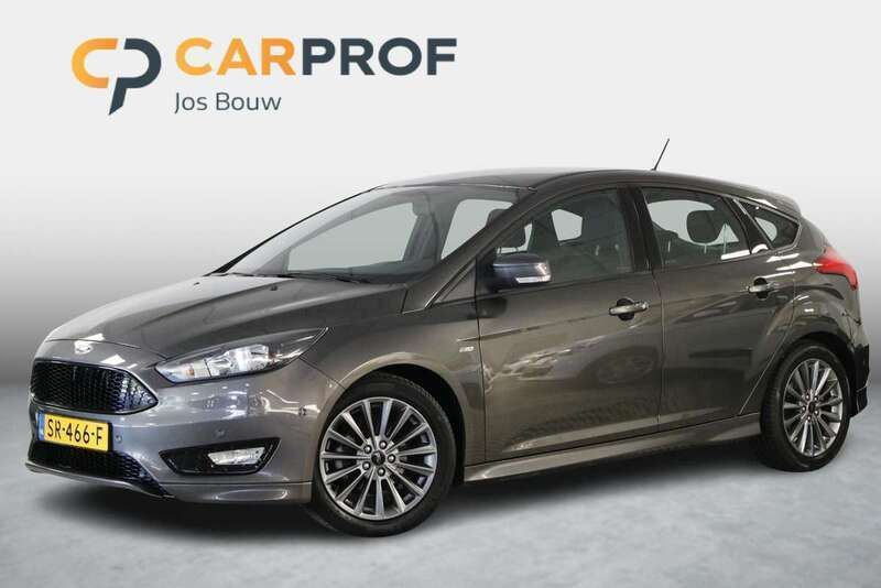 Grijs Gebruikt 2018 Ford Focus ST-Line Hatchback | € 13.350 (Eerlijke prijs) - Afbeelding 1/4