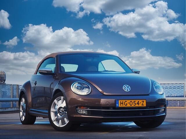 Bruin (metallic) Occasion 2013 VW Beetle Edition Cabriolet | € 15.995 (Eerlijke prijs) - Afbeelding 1/4