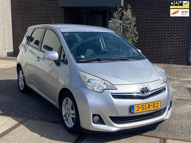 Grijs Gebruikt 2013 Toyota Verso-S MPV | € 7.995 (Eerlijke prijs) - Afbeelding 1/4