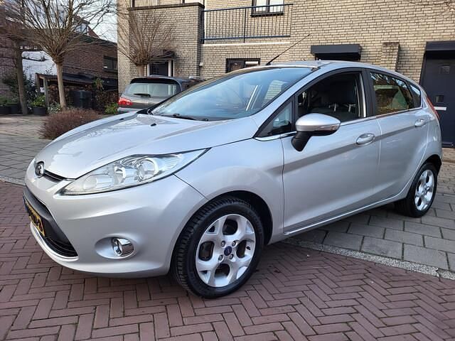 Grijs (metallic) Occasion 2010 Ford Fiesta Titanium Hatchback | € 4.950 (Eerlijke prijs) - Afbeelding 1/4