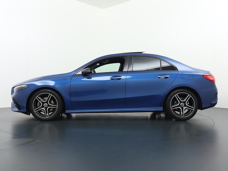 Occasion Mercedes A180 AMG line 136 PK (100 kW) 2024 Blauw Sedan