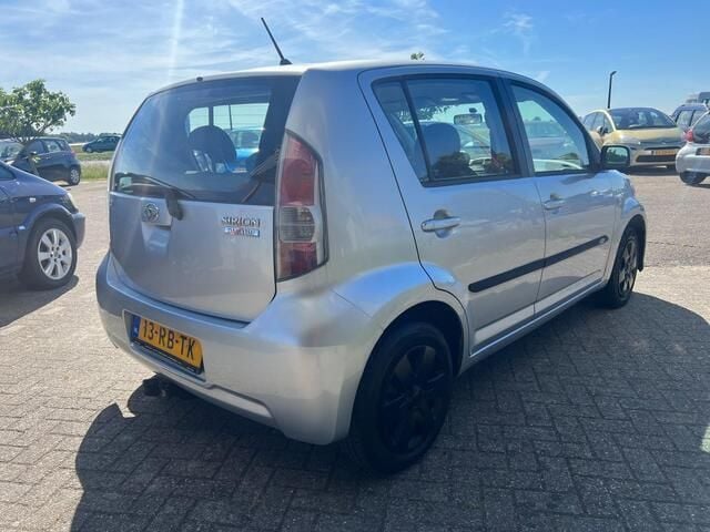 Occasion Daihatsu Sirion 87 PK (63 kW) 2005 Grijs Hatchback