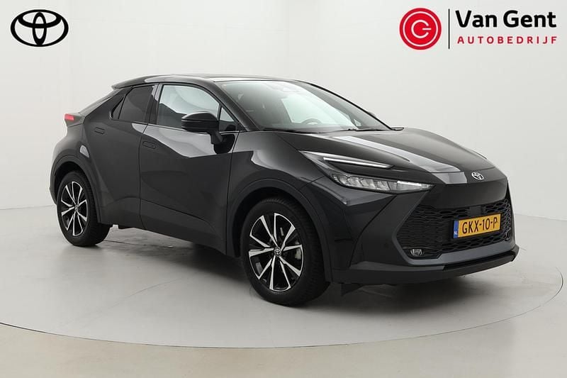 Zwart Occasion 2024 Toyota C-HR SUV | € 31.999 (Eerlijke prijs) - Afbeelding 1/4