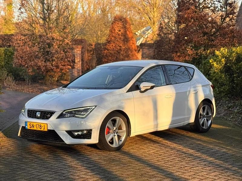 Wit Occasion 2015 Seat Leon FR Stationwagen | € 12.900 (Eerlijke prijs) - Afbeelding 1/4