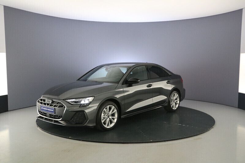 Grijs Nieuw 2025 Audi A3 Design Sedan | € 46.455 (Iets duurder) - Afbeelding 1/4