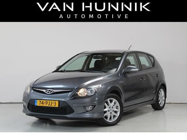 Grijs, metallic lak Gebruikt 2011 Hyundai i30 Hatchback | € 2.450 (Eerlijke prijs) - Afbeelding 1/4