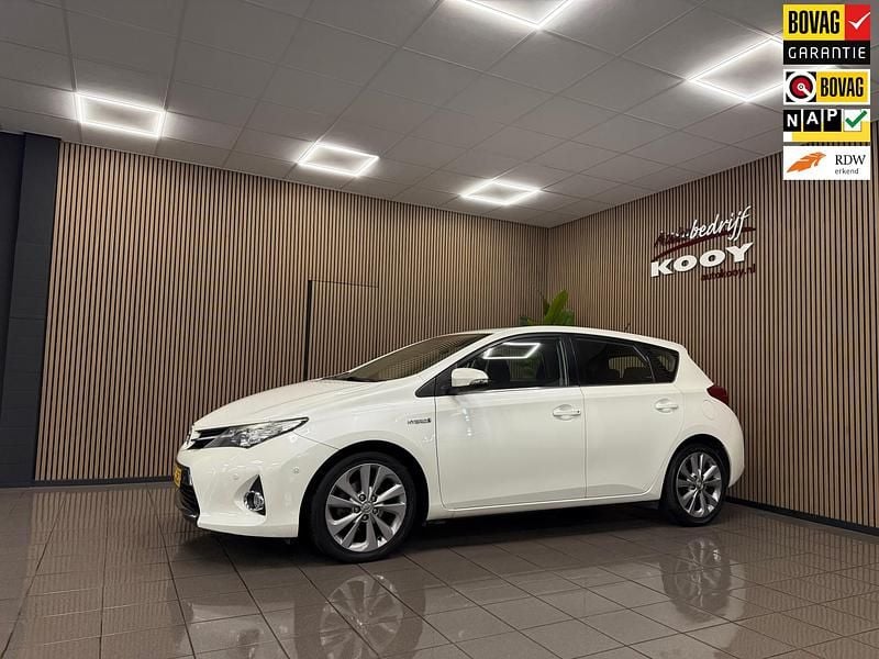 Wit Gebruikt 2013 Toyota Auris Hybrid Executive Hatchback | € 11.520 (Eerlijke prijs) - Afbeelding 1/4