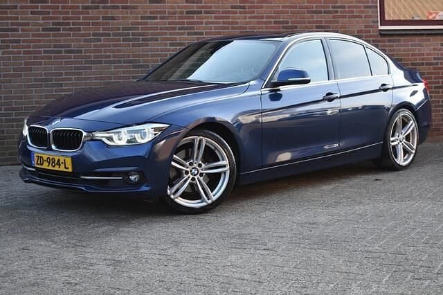 Blauw Occasion 2015 BMW 330 M Sport Sedan | € 13.949 (Super prijs) - Afbeelding 1/4