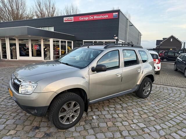 Grijs (metallic) Gebruikt 2010 Dacia Duster Lauréate SUV | € 5.750 (Eerlijke prijs) - Afbeelding 1/4