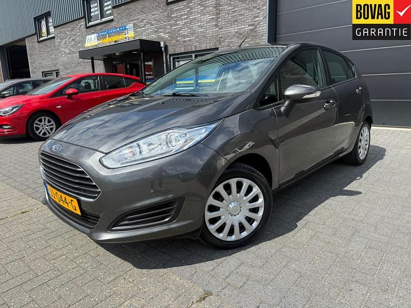 Grijs Gebruikt 2016 Ford Fiesta Style Hatchback | € 9.450 (Eerlijke prijs) - Afbeelding 1/4