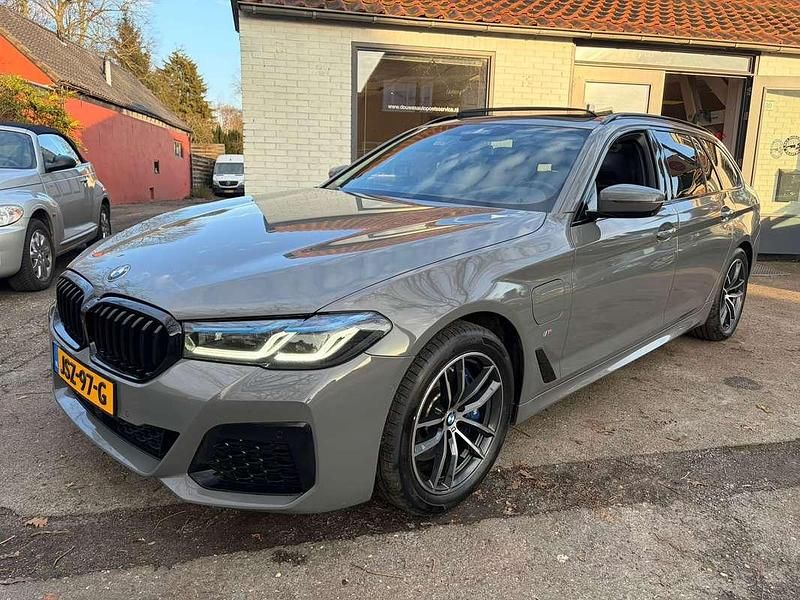 Grijs Occasion 2021 BMW 530 M Sport Stationwagen | € 34.750 (Iets duurder) - Afbeelding 1/4