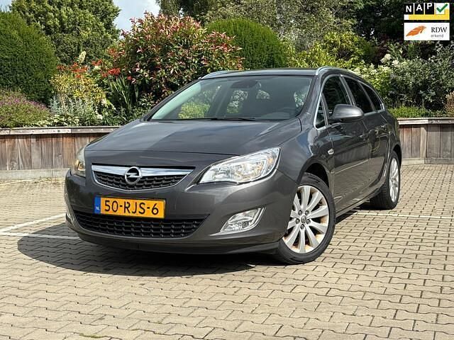 Grijs Occasion 2011 Opel Astra Cosmo Stationwagen | € 2.450 (Iets duurder) - Afbeelding 1/4